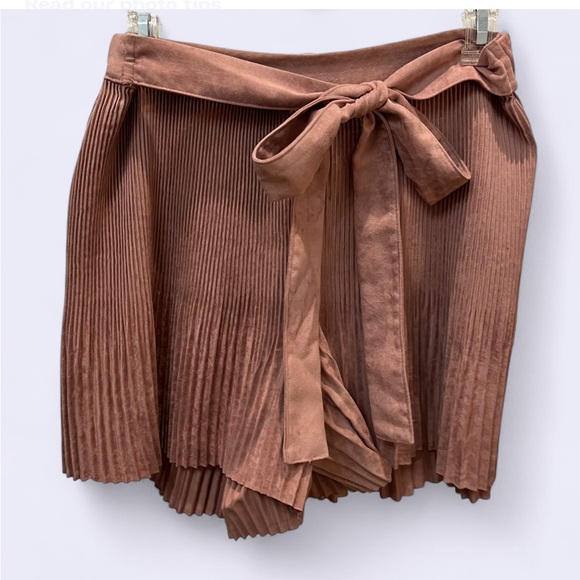 NWT High Waisted Pink Pleated Shorts - Picture 3 of 7